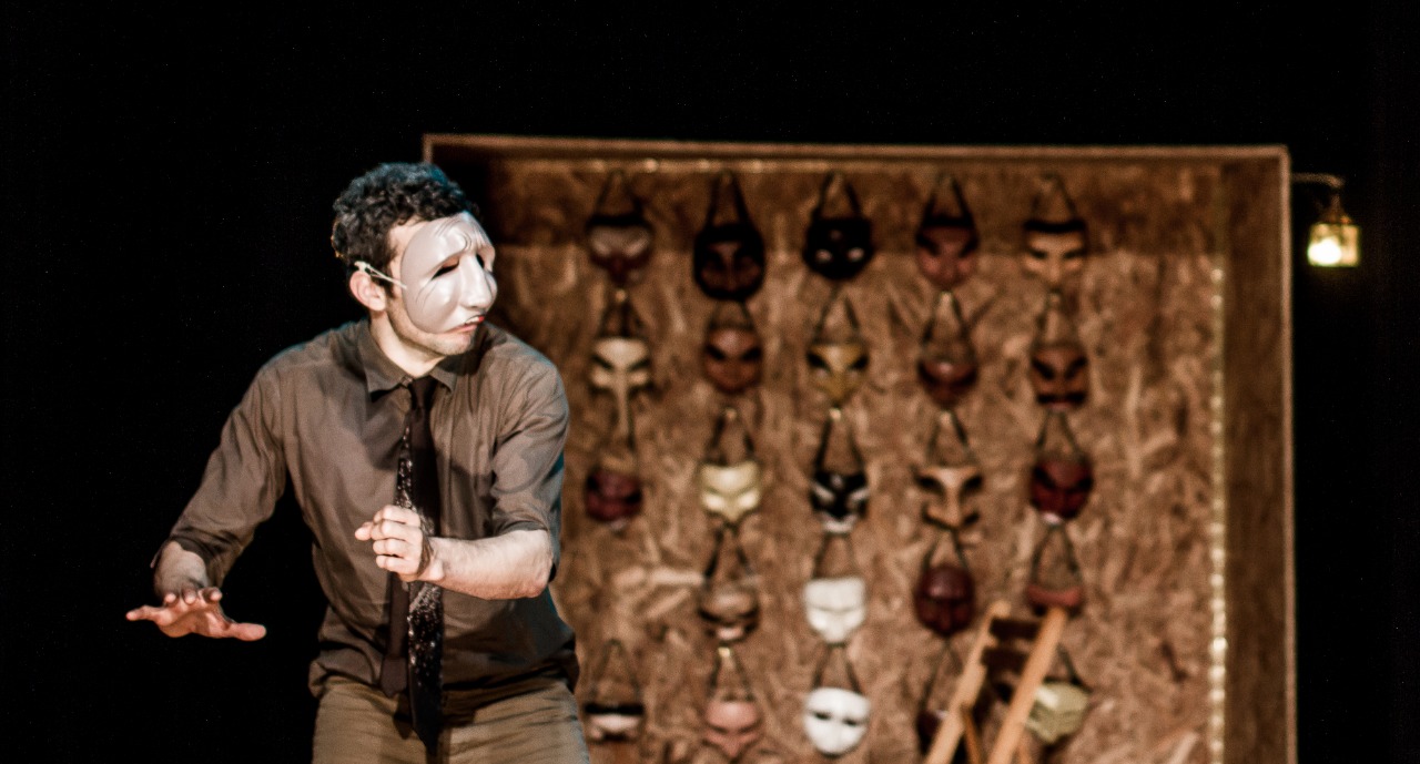 Marcelo Savignone: teatro con máscaras y danza