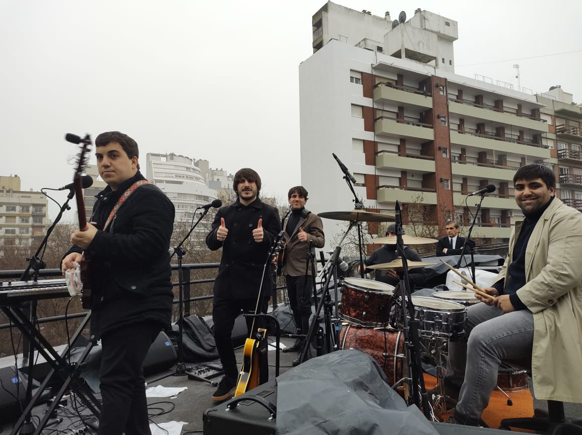 Los Helter Skelter recrearon el último show de Los Beatles desde una terraza