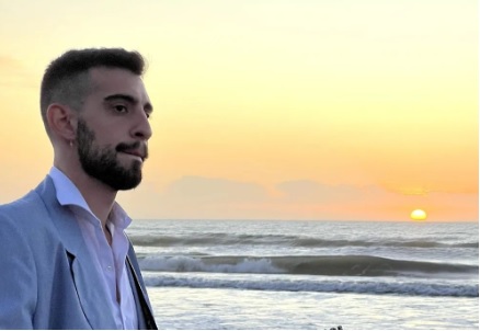 “Bahía”: Juan Arenz cierra el verano con una canción dedicada a un particular desamor
