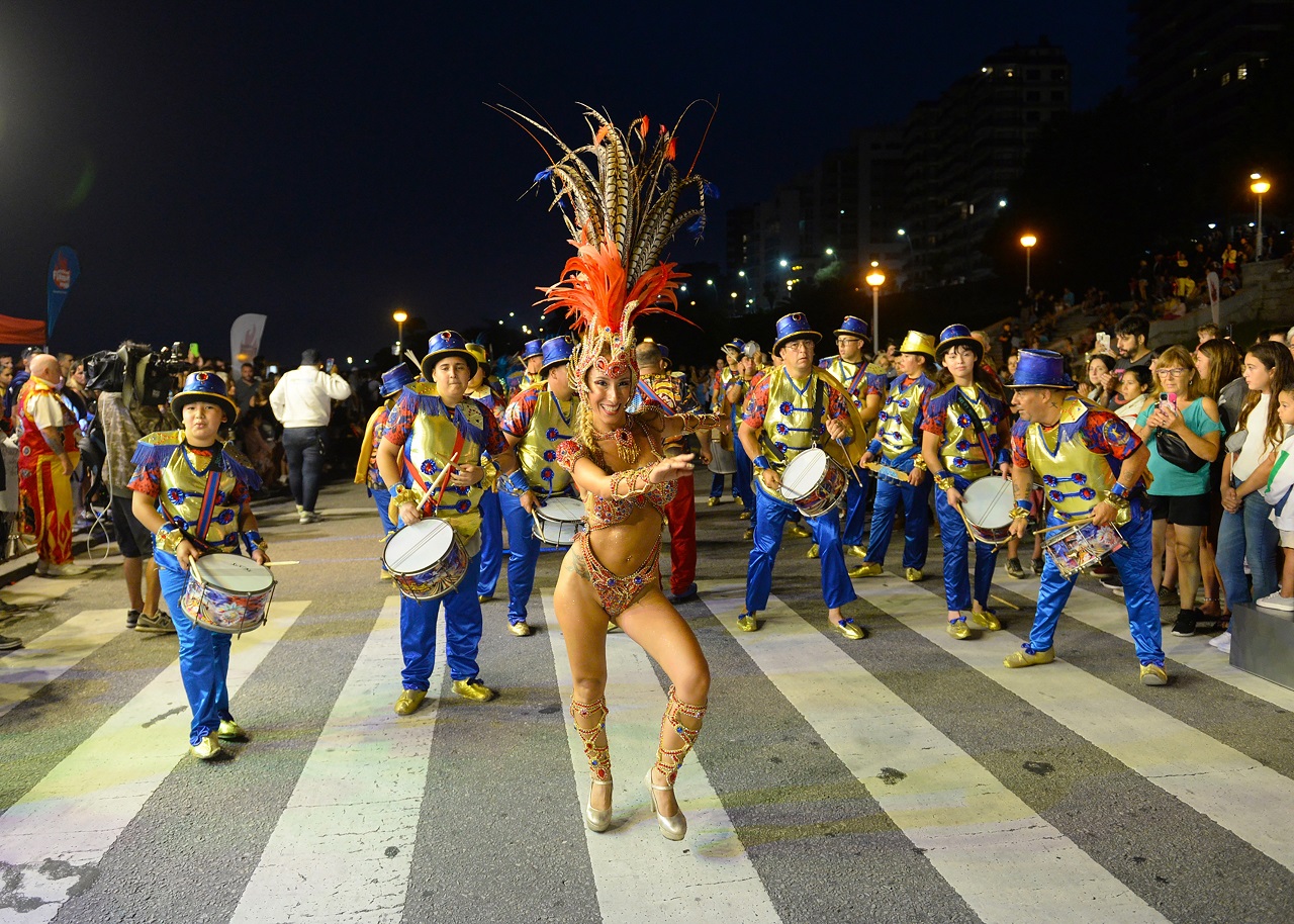 Festival Flama y una jornada de Carnaval en las escalinatas de Playa Grande